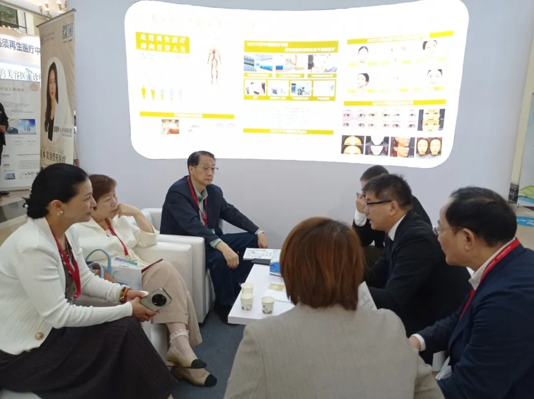 展示会場で医療サービスについて打ち合わせを行う様子